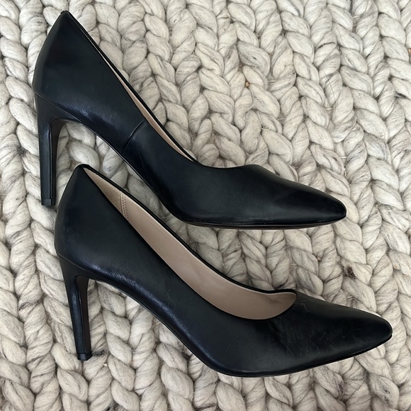 Classic Cole Haan Black Leather Pumps - Picture 3 of 6